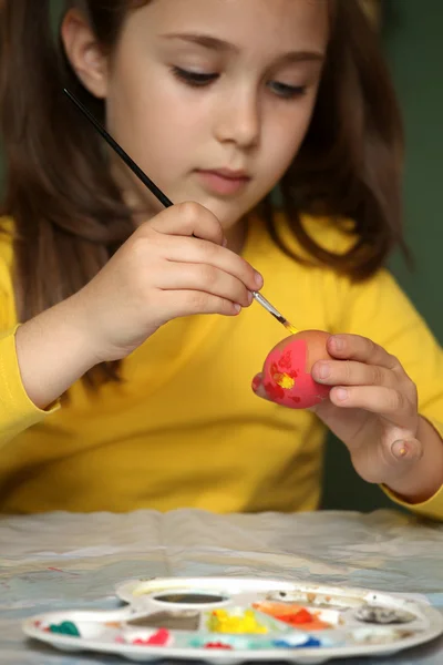 Girl painted Easter eggs — Stock Photo, Image