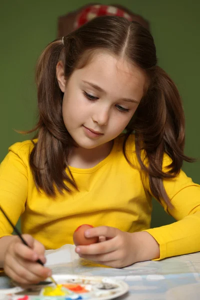 Meisje geschilderd paaseieren — Stockfoto