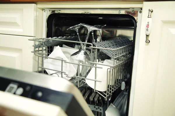 Detalhes de Máquina de lavar louça aberta com utensílios limpos — Fotografia de Stock