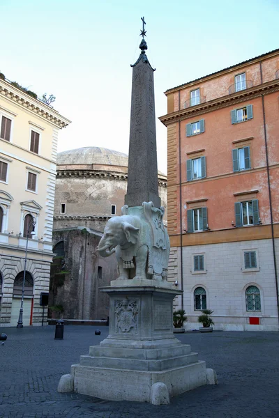 Monument of Elephant by Bernini on Piazza della Minerva in Rome, — Stock Photo, Image