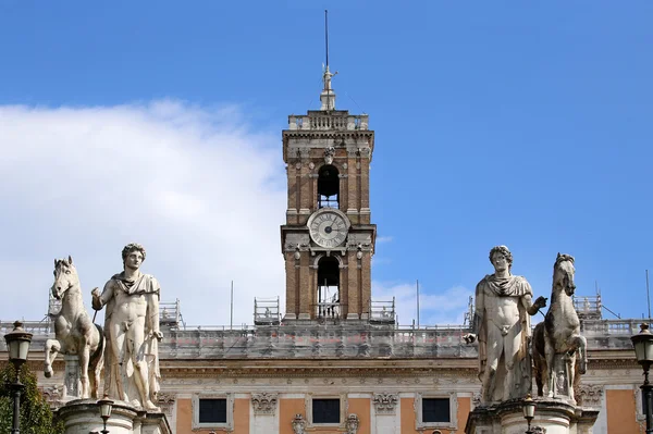 Αγάλματα των Διόσκουρων στην Piazza del Campidoglio στη Ρώμη, Ιταλία — Φωτογραφία Αρχείου