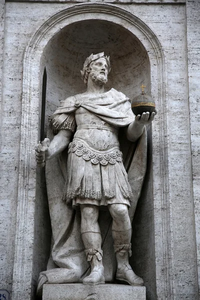 Estatua de Carlo Magno en Roma, Italia — Foto de Stock