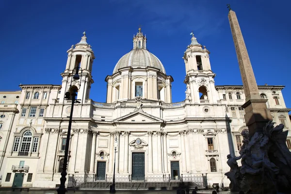 Piazza Navona, Roma Egypts Dikilitaş ile Saint Agnese Agone içinde — Stok fotoğraf