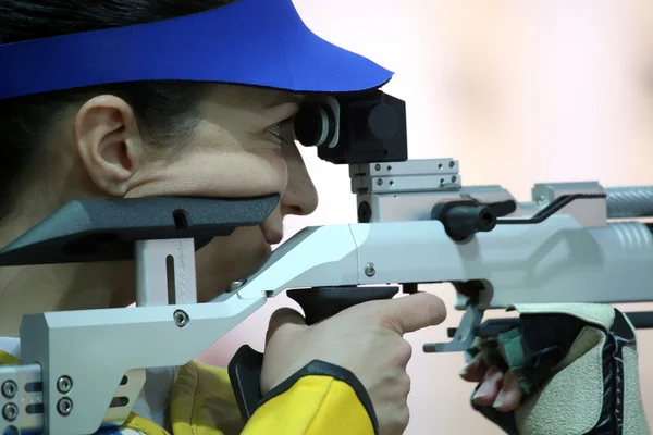 Woman aiming a pneumatic air rifle — Stock Photo, Image