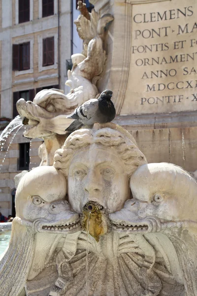 Fonte na Piazza della Rotonda em Roma, Itália — Fotografia de Stock