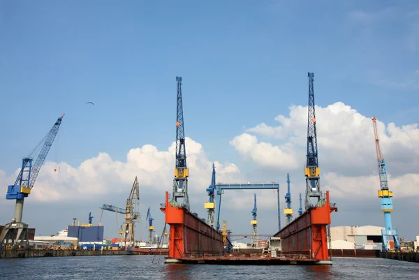 Porto di Amburgo sul fiume Elba, il più grande porto della Germania — Foto Stock