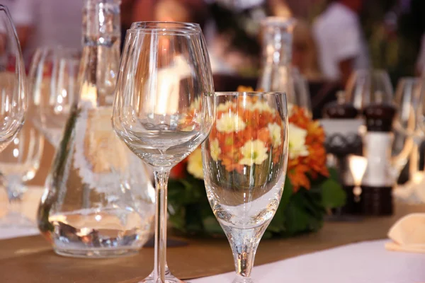 Wineglasses setting on the arranged table in the restaurant — Stock Photo, Image