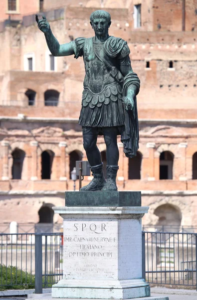 Estatua CAESARI.NERVAE.F.TRAIANO, Roma, Italia — Foto de Stock