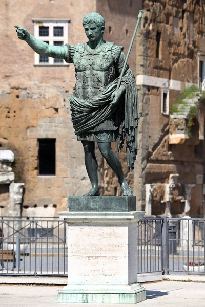 Statue caesar augustus patriae pater, rom, italien — Stockfoto