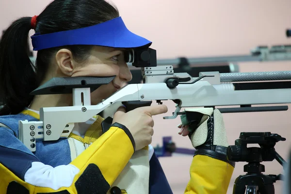 Woman aiming a pneumatic air rifle — Stock Photo, Image