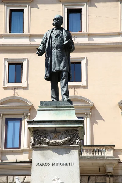 Статуя Марко Мингетти в Корсо Витторио Эммануэле II, Рим, Итал — стоковое фото