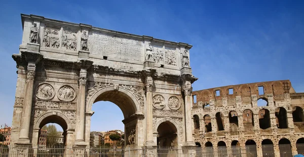 Arco de constantino en het colosseum in rome, Italië — Stockfoto