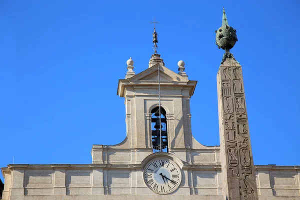 Obélisque de Montecitorio et parlement italien sur la Piazza di Mont — Photo