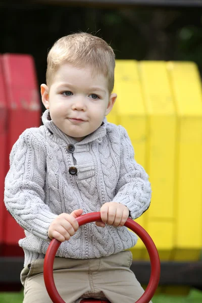 Bébé garçon de 2 ans sur l'aire de jeux — Photo