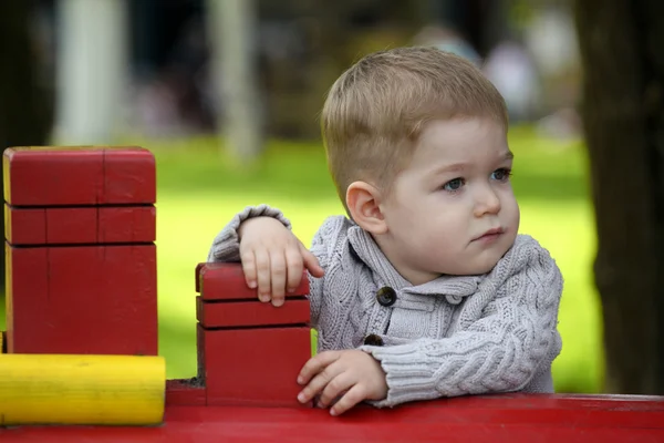 2 år gammal pojke på lekplats — Stockfoto