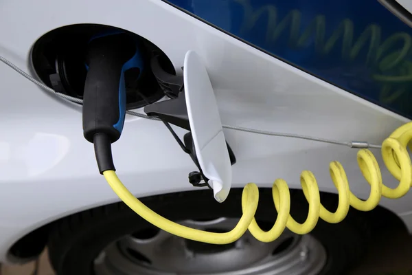 駅で充電中の電気自動車が電力のクローズ アップ — ストック写真