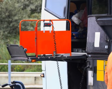 Ayrıntılar için tekerlekli sandalye Asansör kullanarak bir otobüs