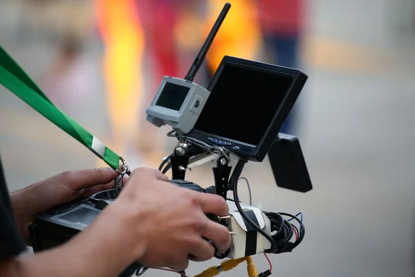 Operador segurando um controle remoto com drone de helicóptero Fotos De Bancos De Imagens