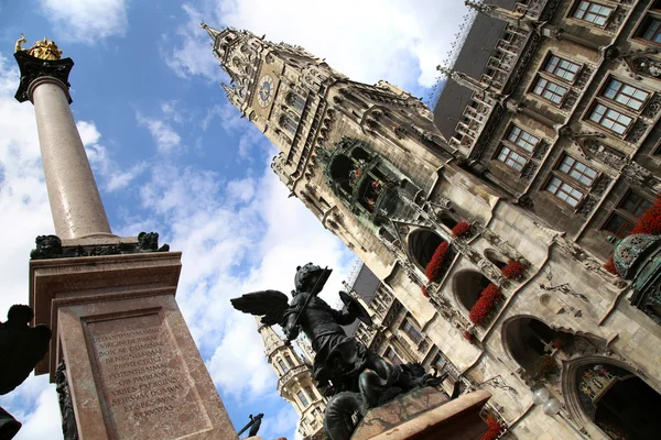 De Mariensaule, een Marian kolom en München city hall op de Mar — Stockfoto