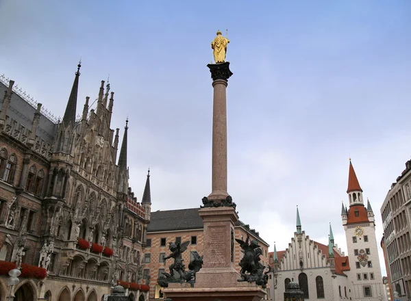 De Mariensaule, een Marian kolom en München city hall op de Mar — Stockfoto