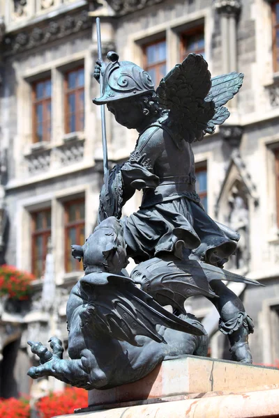 Putto statue auf dem marienplatz in münchen — Stockfoto