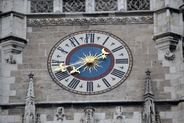 O relógio na prefeitura de Marienplatz em Munique, Alemanha — Fotografia de Stock