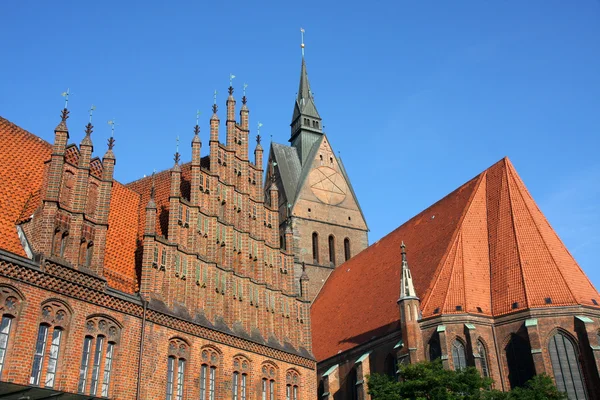 Рыночная церковь и Старая Ратуша в Ганновере, Германия — стоковое фото