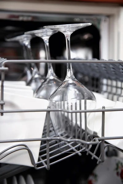 Máquina de lavar louça aberta com utensílios limpos — Fotografia de Stock