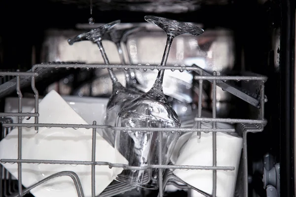 Детали открытой посудомоечной машины, посуда с капельками во время стирки — стоковое фото