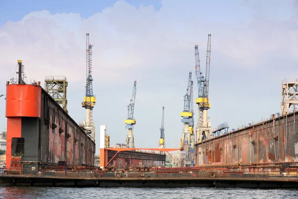 Puerto de Hamburgo en el río Elba, el puerto más grande de Alemania — Foto de Stock