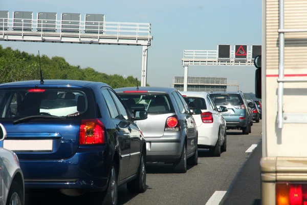 Samochody w ruchu jam na autostradzie w Niemczech — Zdjęcie stockowe