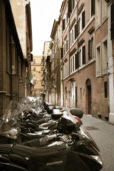 Scooters en la vieja calle, Roma, Italia —  Fotos de Stock