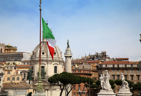 Traian sloupců a santa maria di loreto v Římě, Itálie — Stock fotografie