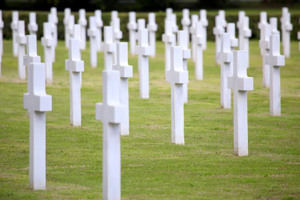 NETTUNO - 06 de abril: Tumbas, cementerio de guerra estadounidense de los americanos —  Fotos de Stock