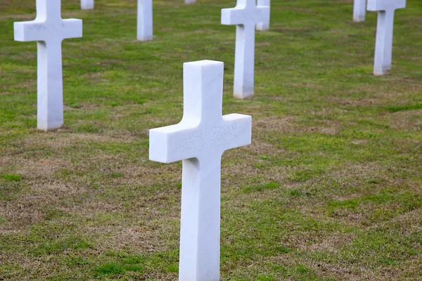 Nettuno - április 06: Sírok, Amerikai háború temető sírjai az Amerikai — Stock Fotó