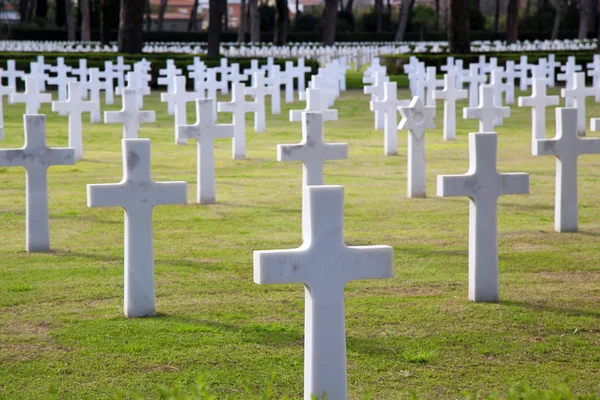 NETTUNO - 06 de abril: Tumbas, cementerio de guerra estadounidense de los americanos —  Fotos de Stock