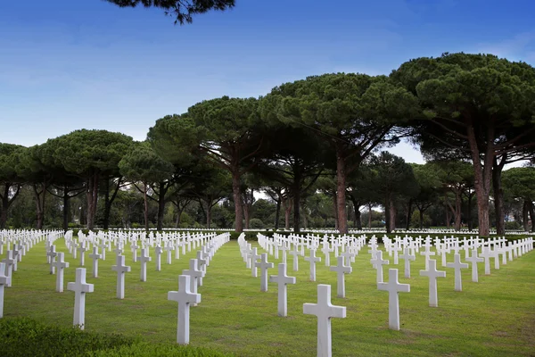 NETTUNO - 06 de abril: Túmulos, cemitério de guerra americano do americano — Fotografia de Stock