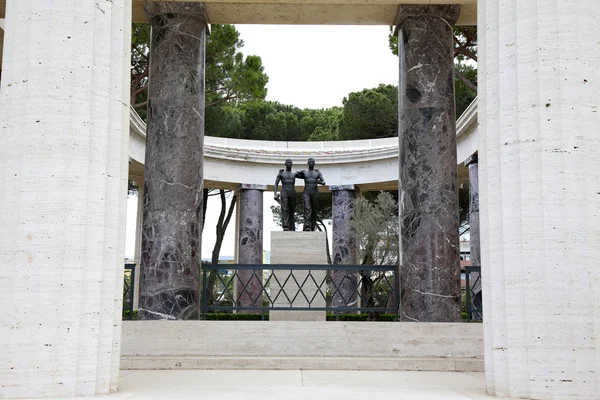 Nettuno - 06 April: Bronzen standbeeld van twee broers in takken van de — Stockfoto