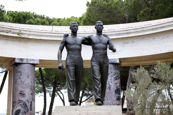 NETTUNO - 06 de abril: Estatua de bronce de dos hermanos en brazos del — Foto de Stock