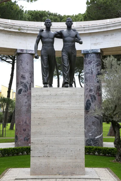 Nettuno - 06 Απριλίου: Χάλκινο άγαλμα των δύο αδελφών στην αγκαλιά της το — Φωτογραφία Αρχείου