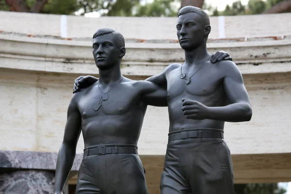 NETTUNO - April 06: Bronze statue of two brothers in arms of the — Stock Photo, Image