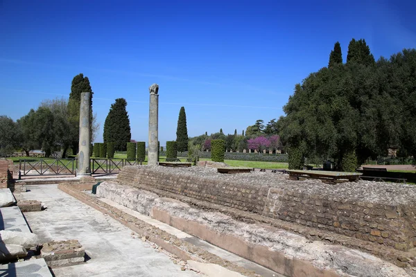 Ancient ruins of Villa Adriana ( The Hadrian's Villa ), Quadripo — Stockfoto