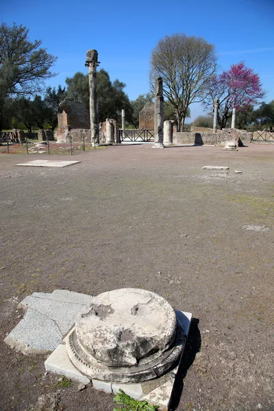 Ancient ruins of Villa Adriana ( The Hadrian's Villa ), Quadripo — стокове фото