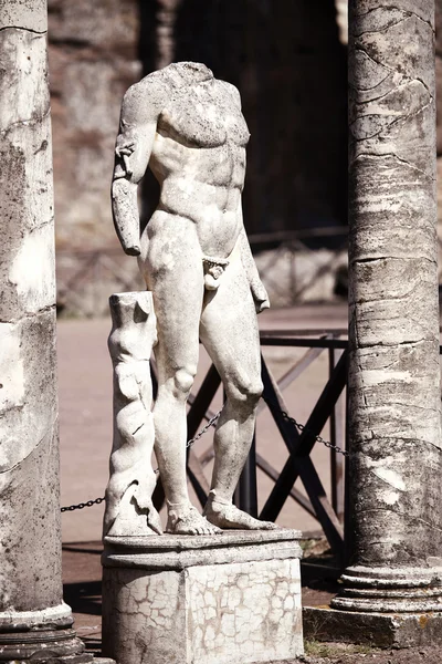 Oude ruïnes van Villa Adriana (de Villa van Hadrianus), Canopo, — Stockfoto