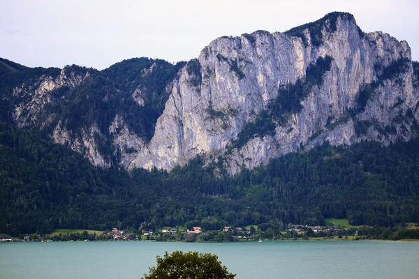 Schöner see und berg in mondsee, österreich — Stockfoto