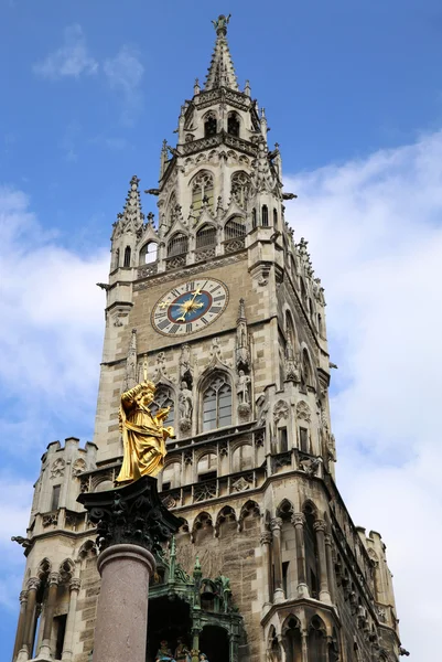 Het gouden beeld van Maria (Mariensaule), een Marian kolom op de — Stockfoto