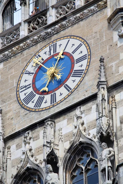 在玛利亚广场在德国慕尼黑举行的市政厅时钟 — 图库照片