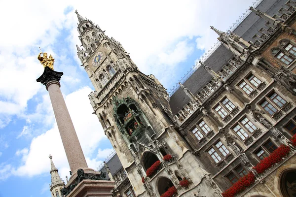 La statue d'or de Marie (Mariensaule), une colonne mariale sur le — Photo