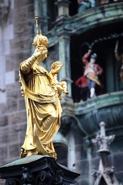 The Mariensaule, a Marian column and Munich city hall on the Mar — Stock Photo, Image