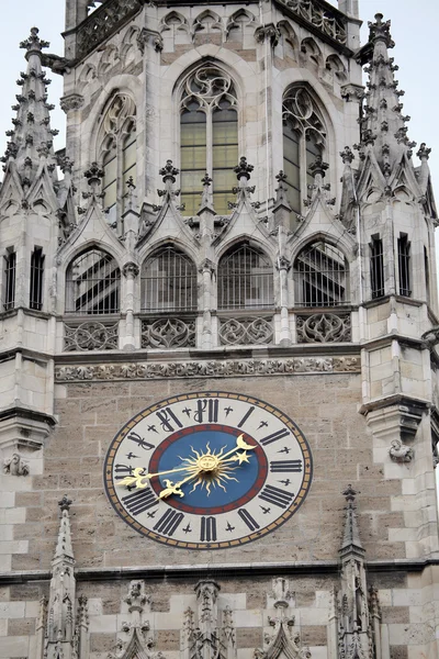 Az óra, a városháza, a Marienplatz, München, Németország — Stock Fotó